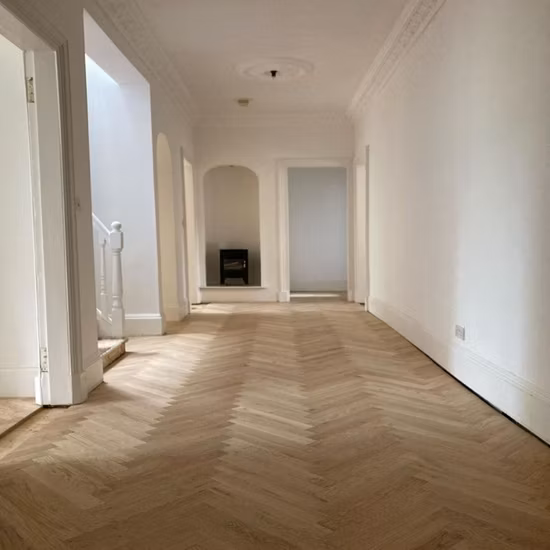 Parquet en bois d'ingénierie à chevrons en chêne blanc européen